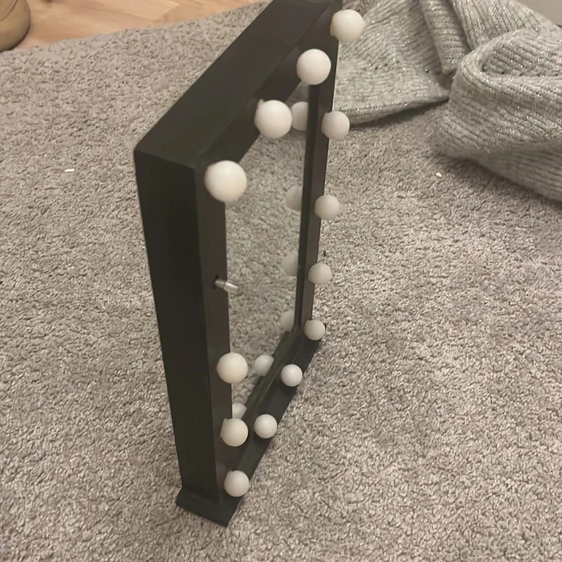 Svart sminkspegel med lampor - 90