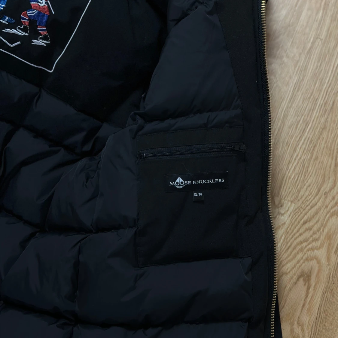 Svart dunjacka från Moose Knuckles - 91