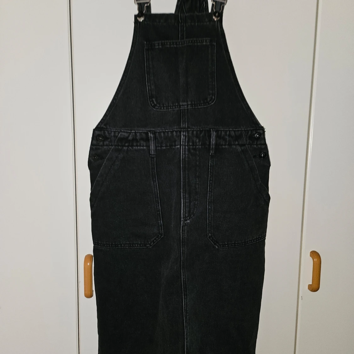 Svart jeansklänning med hängslen