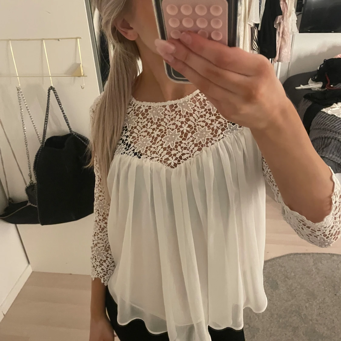 Vit blus med spetsdetaljer - 90