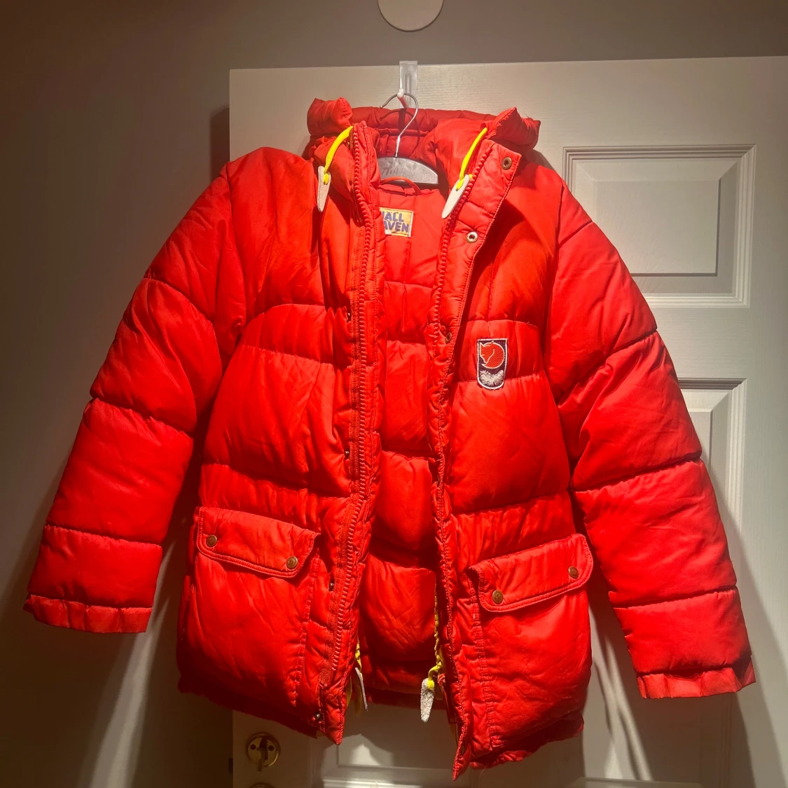Röd dunjacka från Fjällräven