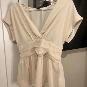 Beige blus med v-ringning - beige blus med v-ringning och korta ärmar