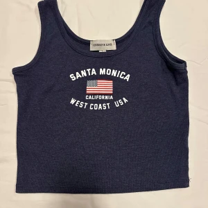 Mörkblå Top från Obsessive Love - Super snygg topp från Obsessive Love med tryck. *liten i storlek*