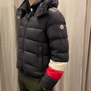 Moncler jacka  - Hej! Säljer nu dessa sjukt coola moncler jacka. Superfint skick! Modellen är 184 och väger 70kg. Hör av dig vid frågor 