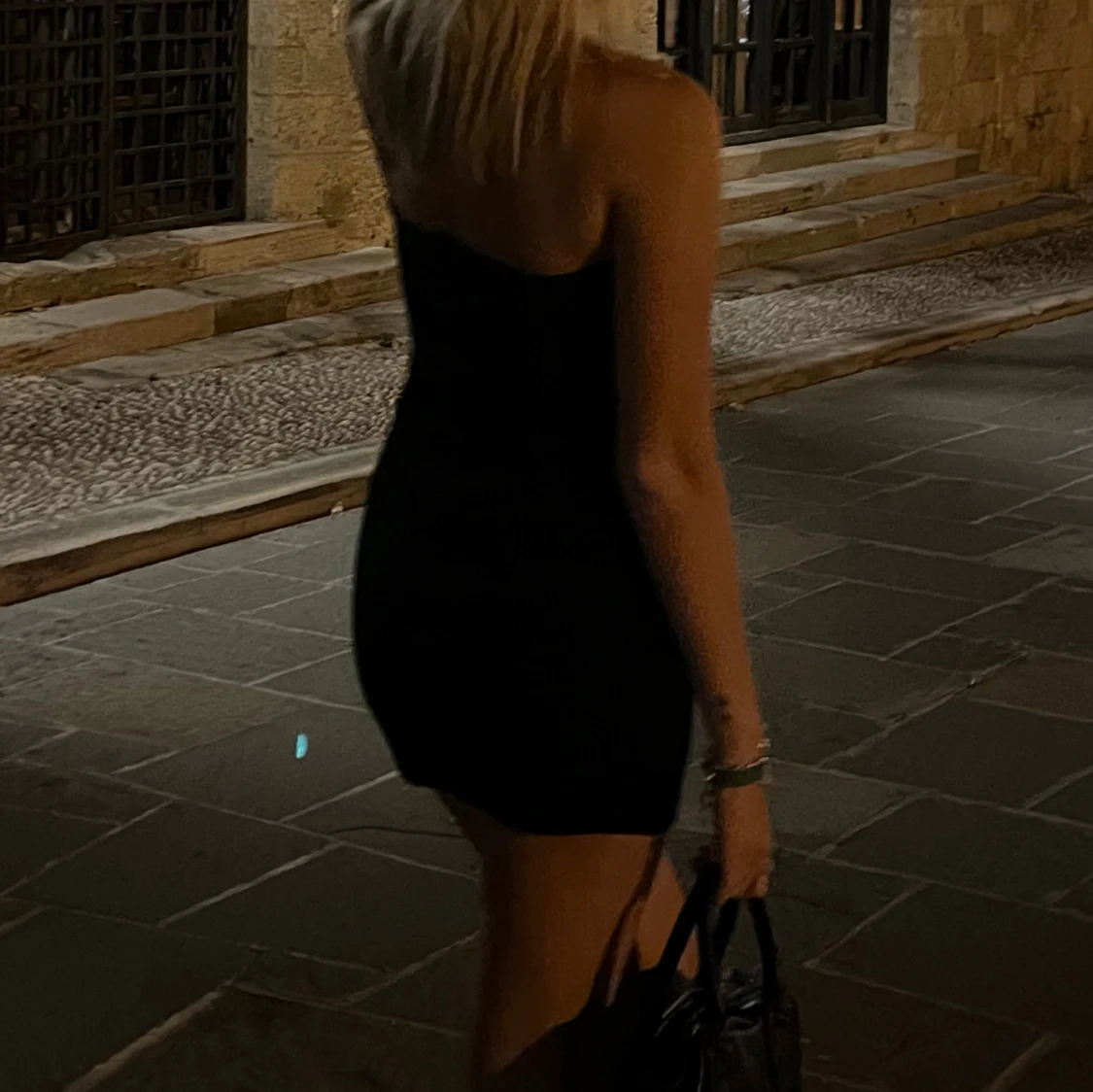 Svart axelbandslös klänning