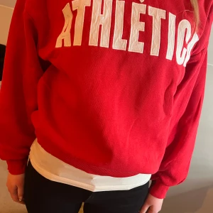 Röd Collegetröja - Röd collegetröja från gina tricot. Storlek Small 😻❤️