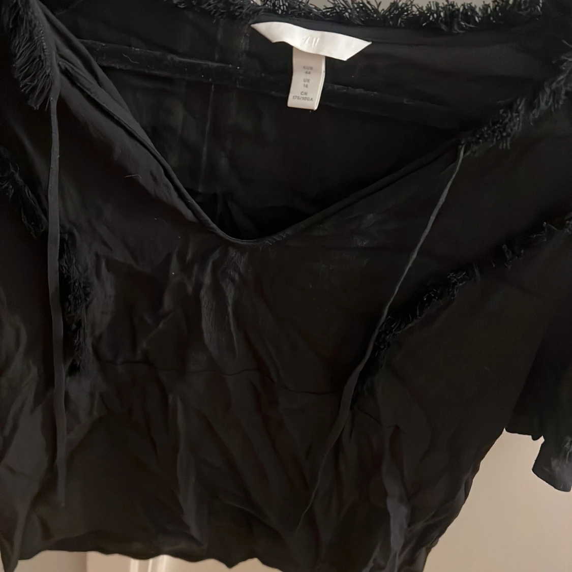 Svart topp med fransdetaljer - 91