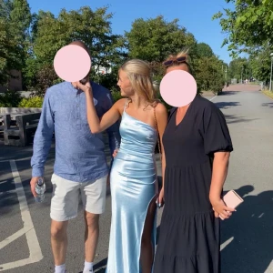 Ljusblå balklänning  - Jättefin balklänning, endast använd 1 gång så i jättefint skick. Jätteskönt material