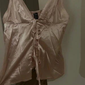 En topp med knytning - Snygg topp från Shein med knytning framtill. Perfekt till en fest eller till sommar/våren 💕