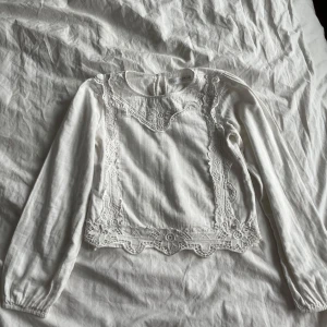 Jätte fin vit blus från Zara kids🤍 - Använd fåtal gånger, tröjan är som ny🤍 passar perfekt till alla tillfällen!