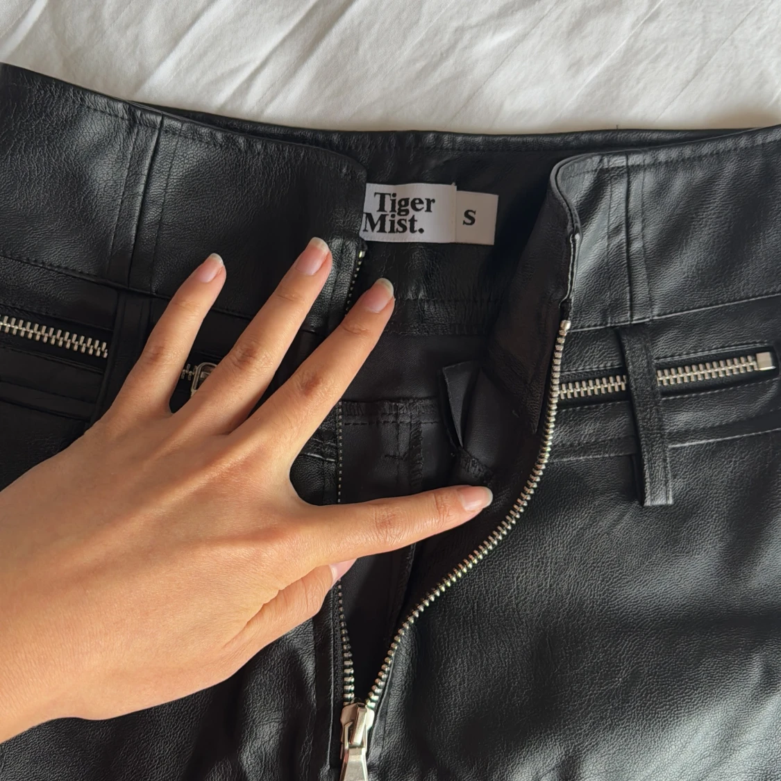 Svarta skinnshorts från Tiger Mist - 91