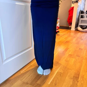 Mörkblå Maxikjol - Säljer en mörkblå kjol från gina tricot💕 Köptes i somras men har inte använts då den är för stor🫶🏻 Kjolen är i storlek S, men passar även xs🤍Nypris- 299kr,  Mitt pris-150kr