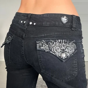 Jeans - Midjemått: 39cm rakt över, innerbenslängd: 79cm 💕