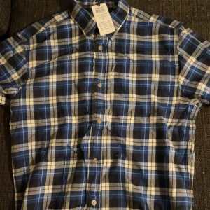 Blå och vit rutig skjorta från Jack & Jones - Säljer en blå och vit rutig skjorta från Jack & Jones. Aldrig använd då det inte var något för mig, Prislapp även på👍🏼