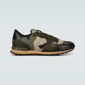 Valentino Rockrunner i camouflage - Snygga Valentino Rockrunner sneakers i ett coolt camouflage-mönster. Skorna har en kombination av gröna och beige toner med svarta detaljer. De är utrustade med snörning och har en bekväm gummisula. Intressekoll kom med prisförslag då jag inte vet om jag är redo att sälja Allt og medföljer