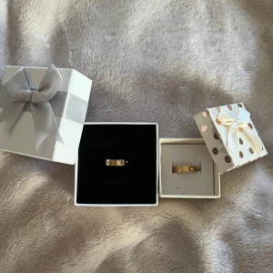 Ringar  - Säljer justerbara smycken i rostfritt stål , alla är helt nya. Stora ringar 90kr. Små ringar 70kr. Halsband 80kr. Armband 70kr. Vid köp av fler saker får du rabatt ❤️