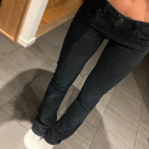 Lågmidjade bootcut jeans - Mörkblå LTB jeans som nästan ser svarta ut,  dom är lågmidjade och bootcut i storlek W25 L32  nästan helt oanvända! Skriv om ni undrar något💕