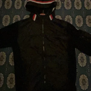 Moncler - Hej, säljer den eftersom den är lite för stor på mig. Storleken är S. priset kan diskuteras.