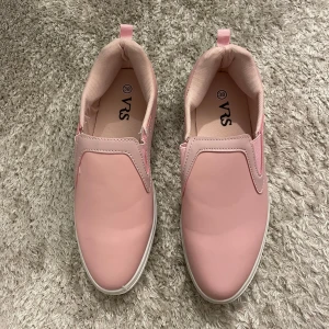 Rosa slip-on sneakers - Snygga rosa slip-on sneakers från VRS i storlek 38. Den är helt oanvända anledningen jag säljer för att de är förstora🎀