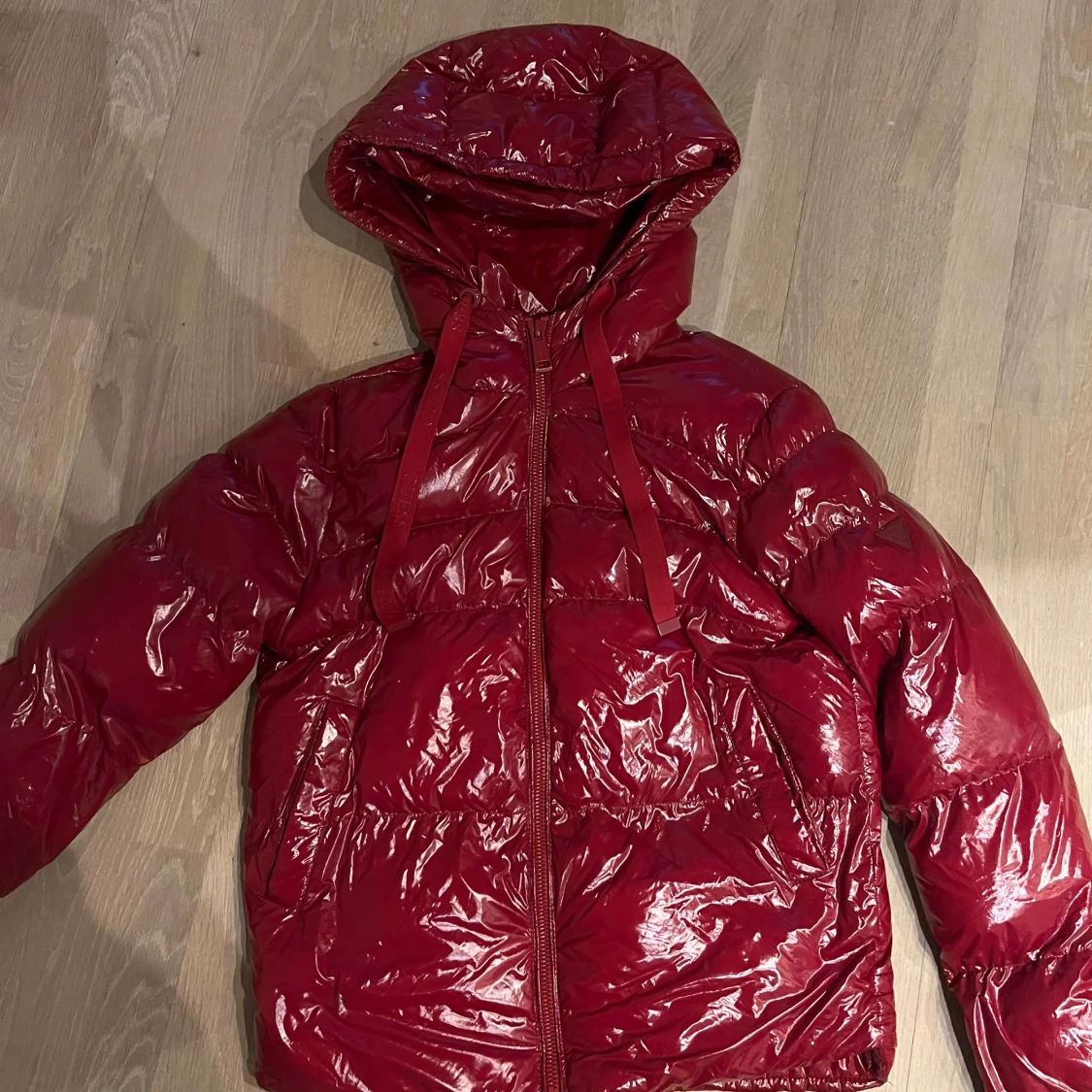 Röd pufferjacka från Guess - 90