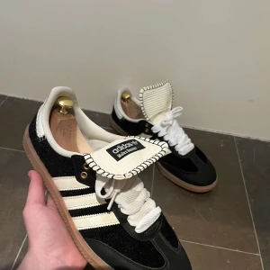 Adidas Samba i svart och vit - Stl 45 funkar 44 | Adidas Wales Bonner | nästan ny skick| använda fåtal gånger | inget og| har köpt special snören men dom gamla skickas med vid önskemål| hör av er vid frågor och funderingar!