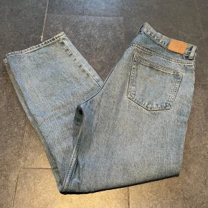 Blå WEEKDAY Galaxy jeans W32 L32 - Säljer ett par fina WEEKDAY Galaxy jeans. Jeansen har en lite lösare passform. Storlek: 32/32. Jeansen är i fint skick, inga synliga defekter. Midja: 44 cm, ytterben: 108 cm, innerbenet: 75 cm, benöppning: 23 cm. Längden passar mig som är 187 cm. Pris kan diskuteras! 