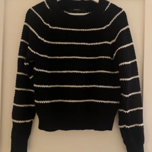 Svart och vit randig stickad tröja - Säljer denna som varit en favorit i min garderob för något år sedan, därav ganska använd och lite nopprig, men inget man tänker på🖤