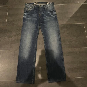 Pepe jeans  - Säljer dessa riktigt snygga jeans. Dom är i utmärkt skick och finns Inga defekter eller något vad jag kan se. Det är ett par herr byxor i storlek 32/34