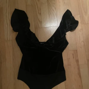 Svart sammetsbody från NLY One - Snygg svart body u sammet som är jättefin men kommer tyvärr inte till användning 