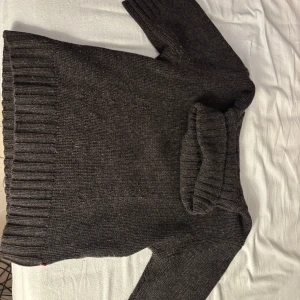 Mörkgrå stickad polotröja - Säljer populär och eftertraktad trekvartsärm polo tröja i storlek S! Aldrig använd därav i nyskick. Om ni har frågor eller funderingar är det bara att kontakta mig 💓 TRYCK EJ PÅ KÖP NU!