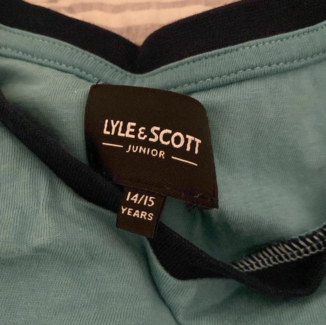 Turkos och marinblå t-shirt från Lyle & Scott - 92