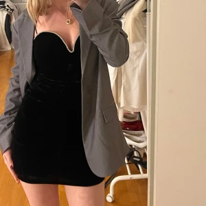 Svart kort nyårsklänning med strass, från Gina tricot  - Säljer nu min nyårsklänning från tidigare nyår, endast använd vid ett tillfälle. Den är i sammet material med silvrigt strass upptill längst urringningen. Avklippt för att vara en kort klänning (den var lång innan). Superfint skick och storlek XS 🌟 köpt på Gina Tricot