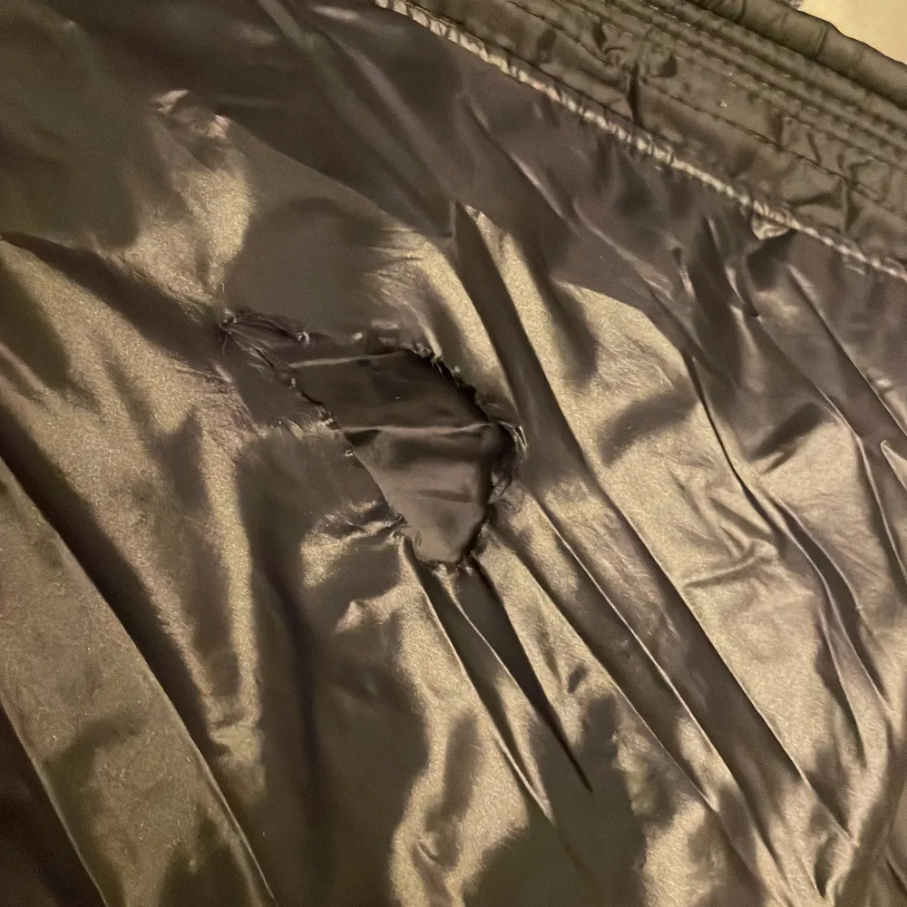Säljer en svart pufferjacka från Massimo Dutti. Jackan har en dragkedja och en hög krage med knappar. Perfekt för kyliga vår eller höst dagar med sin vadderade design. Ett mindre hål på insida av jackan (ses på sista bilden) som dock inte syns vid användning😁 Jackan är i en stor storlek mellan M/L. Nypris för jackan ligger runt 3500kr. Takit.