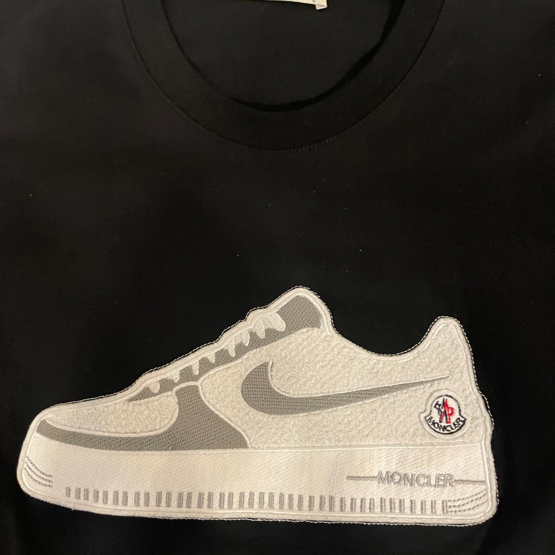 Svart t-shirt med sneaker-motiv från Moncler - 90