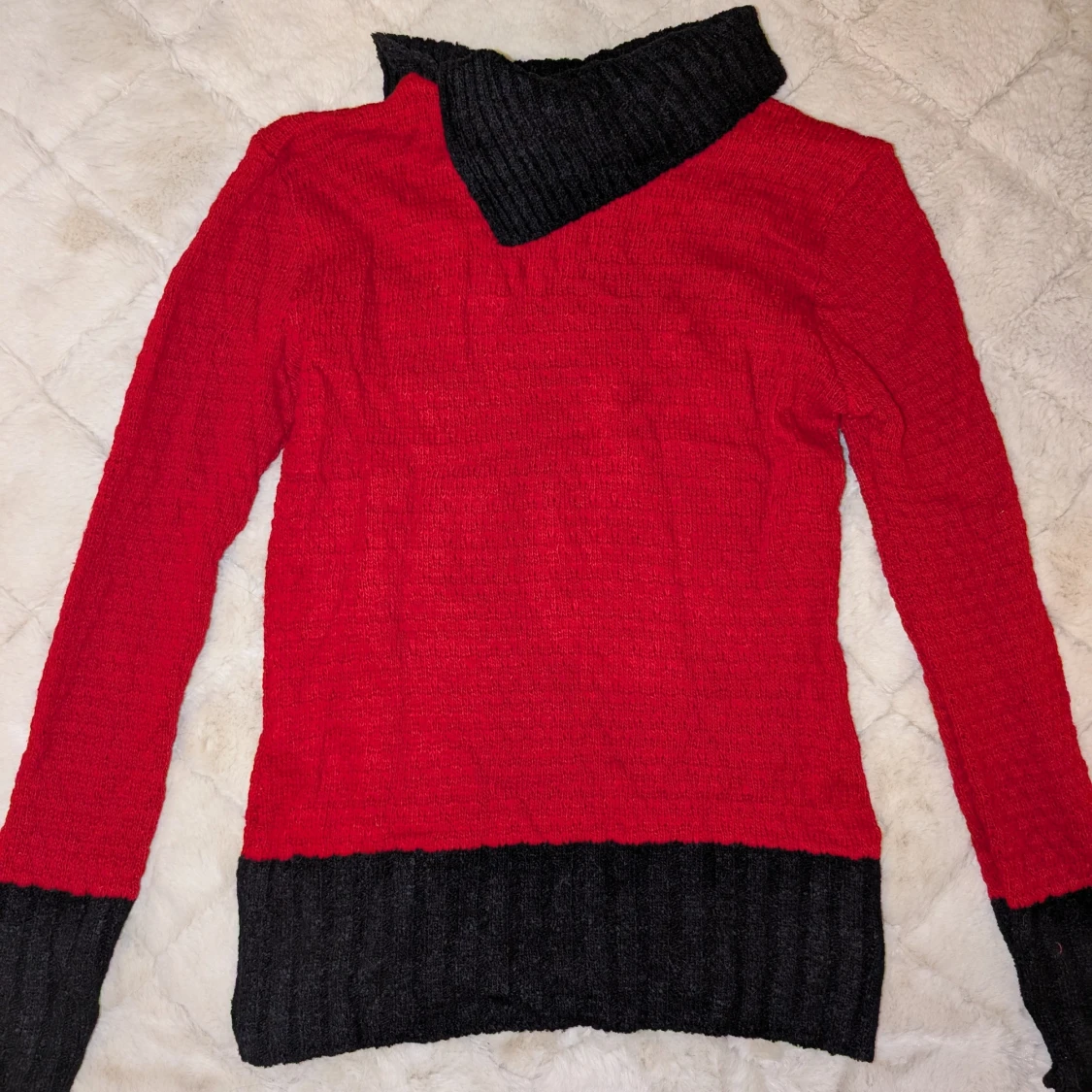 Röd stickad tröja med svart polokrage