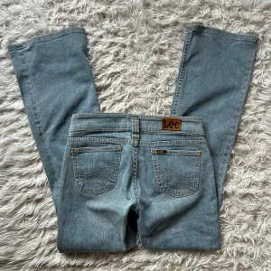 Lågmidjade bootcut jeans Lee - Lågmidjade bootcut jeans från lee, storlek w28 L31. Innerbenslängd: 76 midjemått:36 stretch till 39. Köp sker via köp nu; jag skickar inom 24h. Kvar tills markerad såld 