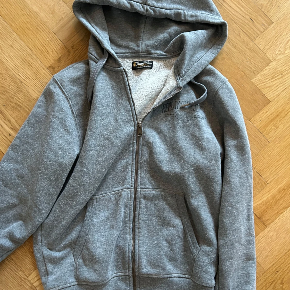 Grå hoodie från Replay