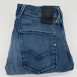 REPLAY ANBASS HYPERFLEX  - - Replay anbass jeans - Slim fit passform - Storlek W31/L34 - Nypris runt 1800kr - Kontakta för fler frågor eller funderingar // Deluxecloset