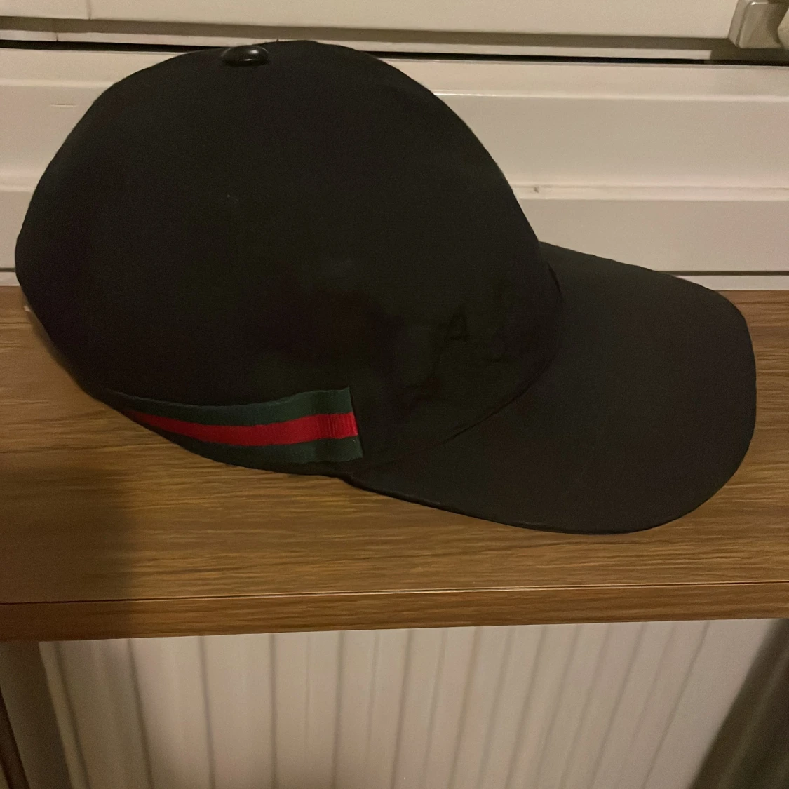 Svart keps med ränder