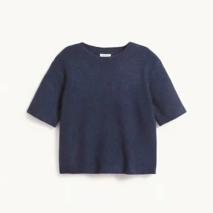 Blå stickad T-shirt  - En blå stickad t-shirt ifrån Kappahl, inte mycket använd alls, storlek 158/164, skriv vid intresse och fler bilder 💙🩵