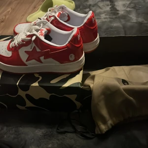 Röda och vita sneakers  - Kom dm för mer information pris kan diskuteras 