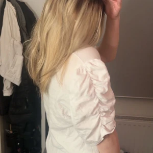 Vit blus med puffärmar - Säljer en söt vit blus med puffiga kortärmar. Storlek M, passar dock för er som bär S och L