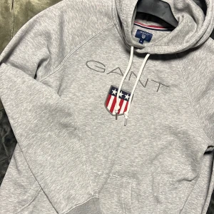 Grå hoodie från GANT - Fin grå hoodie i storlek M. Modellen har ficka 