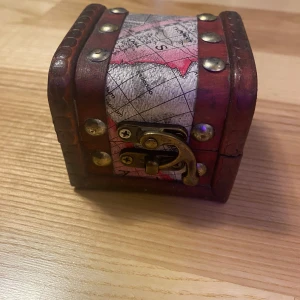 Liten dekorativ trälåda, skattkista  - Charmig liten trälåda med ett vintage kartmotiv och metallbeslag. Perfekt för att förvara småsaker eller som en dekorativ detalj i hemmet. 