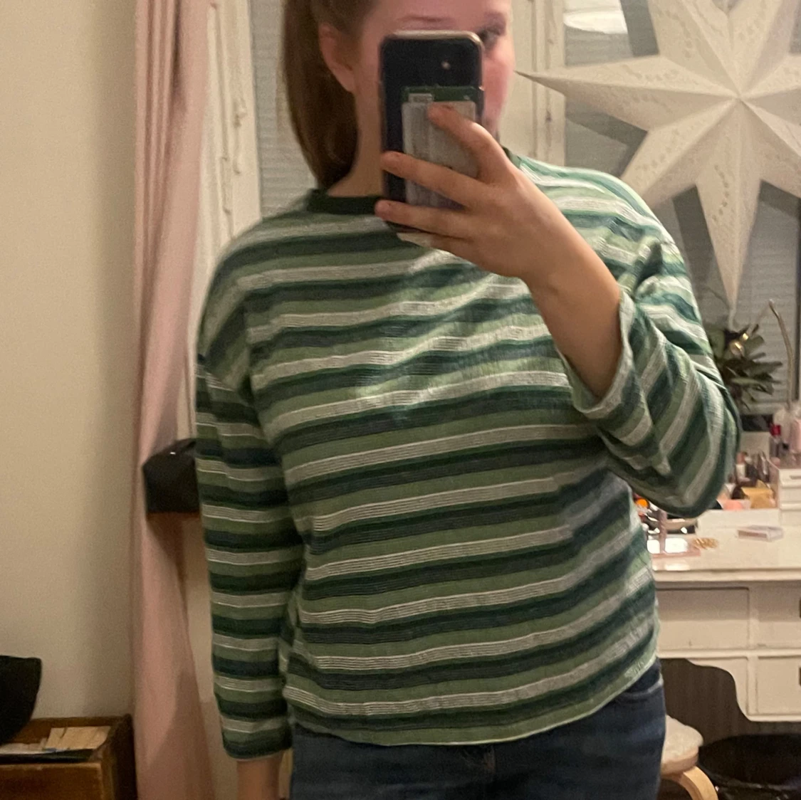 Grön- och vitrandig långärmad tröja
