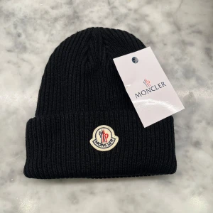 Moncler mössa - Säljer en trendig och snygg mössa, knappt använd, mycket bra skick
