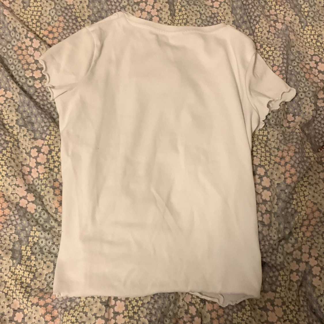 Vit t-shirt med änglamotiv från Lindex - 4