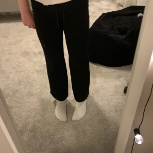 Svarta mjukisbyxor med snörning - Säljer ett par svarta mjukisbyxor från 157 i storlek XS. Byxorna har en bekväm passform med snörning i midjan för justerbarhet. Perfekta för en avslappnad stil.