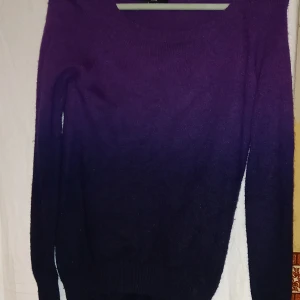 Lila svart tröja från Lindex - Säljer en snygg lila svart tröja från Lindex. Tröjan har långa ärmar och en mjuk känsla, perfekt för kyligare dagar. Den har en enkel design som gör den lätt att matcha med olika outfits. Passar perfekt för både vardag och speciella tillfällen.