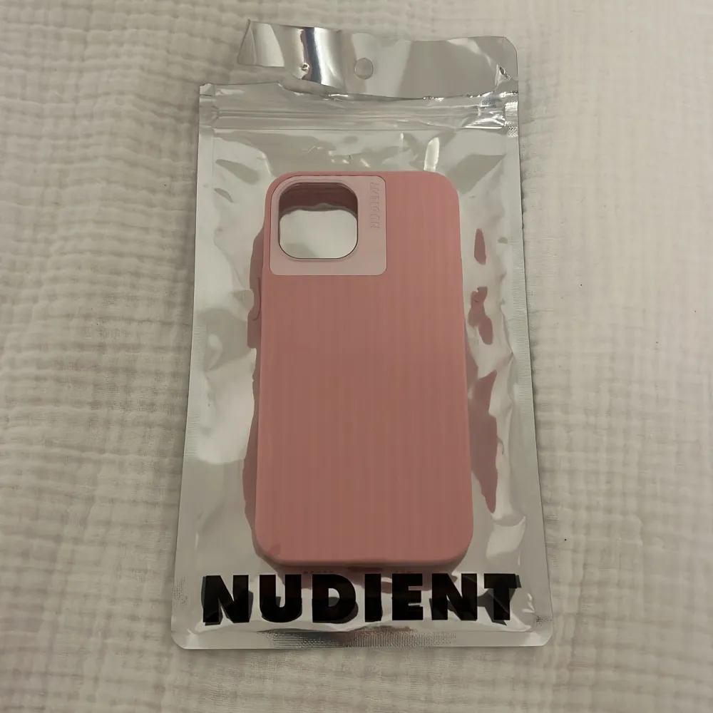 Snyggt rosa mobilskal från Nudient, aldrig använd. Kompatibelt med iPhone 14/13 och stödjer trådlös laddning. Helt slutsåld på hemsidan, köpt för 400kr. . Muu.